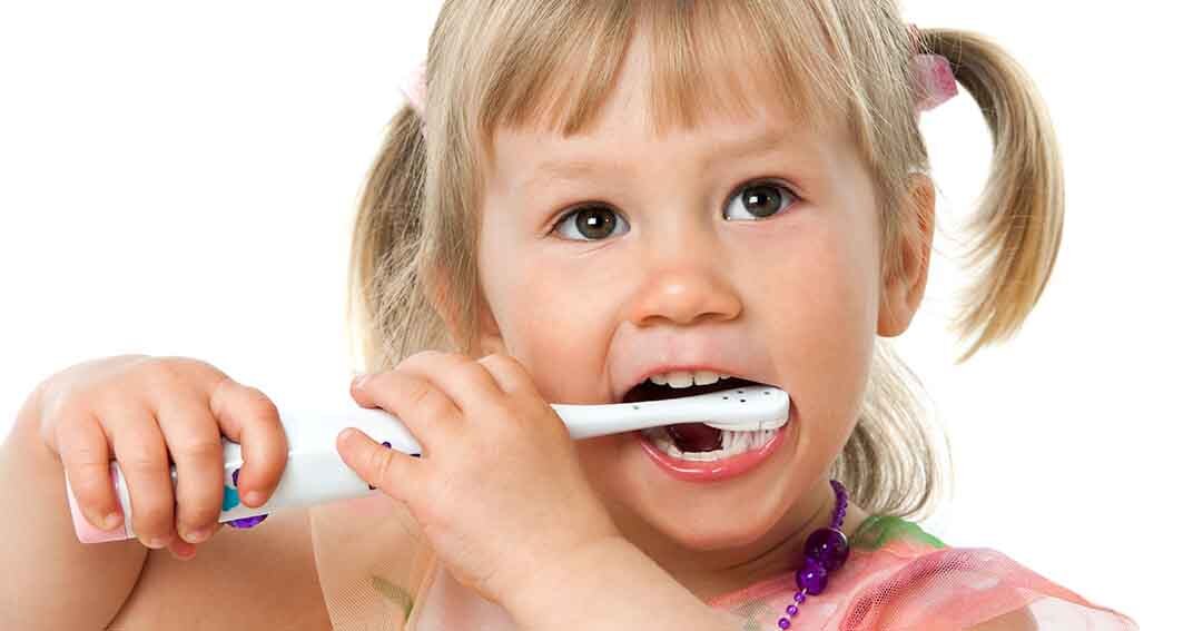 « Les brosses à dents électriques sont-elles plus adaptées aux enfants ? » Clarisse, 33 ans