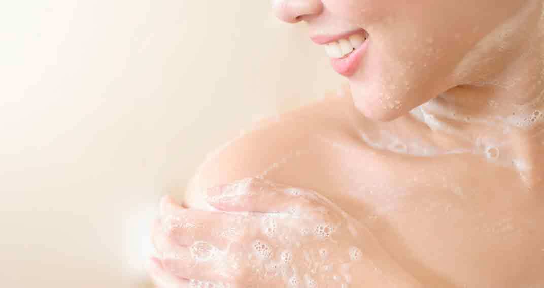 Pourquoi certaines peaux nécessitent-elles une attention spécifique sous la douche ? 