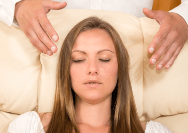 Entre méditation et thérapie, l’hypnose intrigue