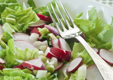 Salade de radis aux pommes et à la ciboulette