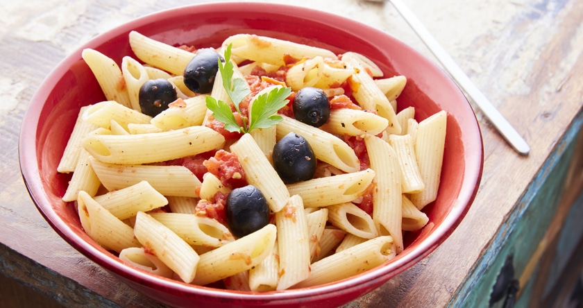 Salade de pâtes façon italienne à la mozzarella et aux olives