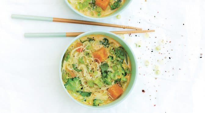 Soup bowl brocoli, courge, nouilles de riz et curry-coco