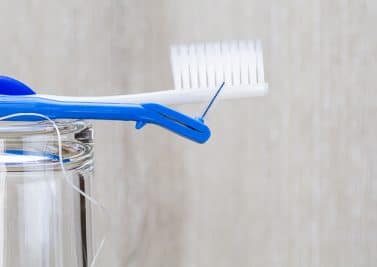 Elimination de la plaque dentaire: comment bien nettoyer entre ses dents