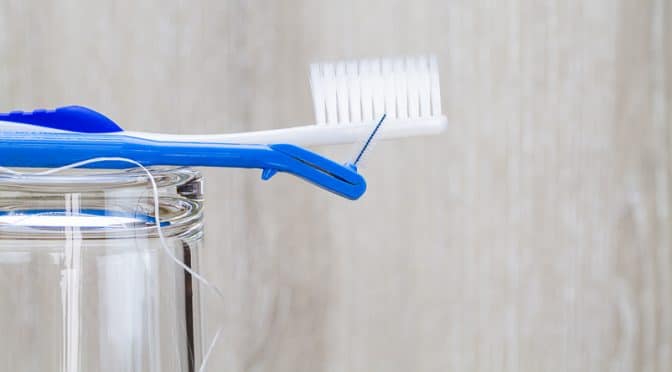 Elimination de la plaque dentaire: comment bien nettoyer entre ses dents